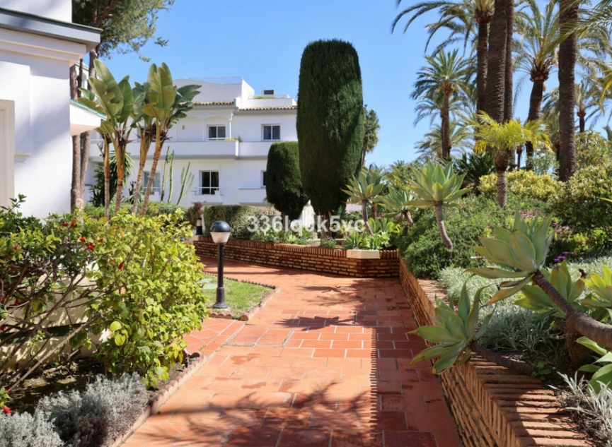 Resale - House -
Estepona