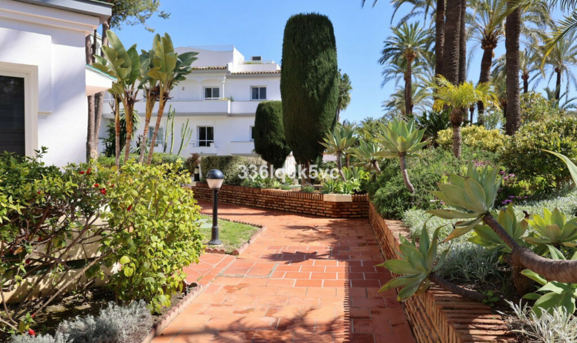 Resale - House -
Estepona