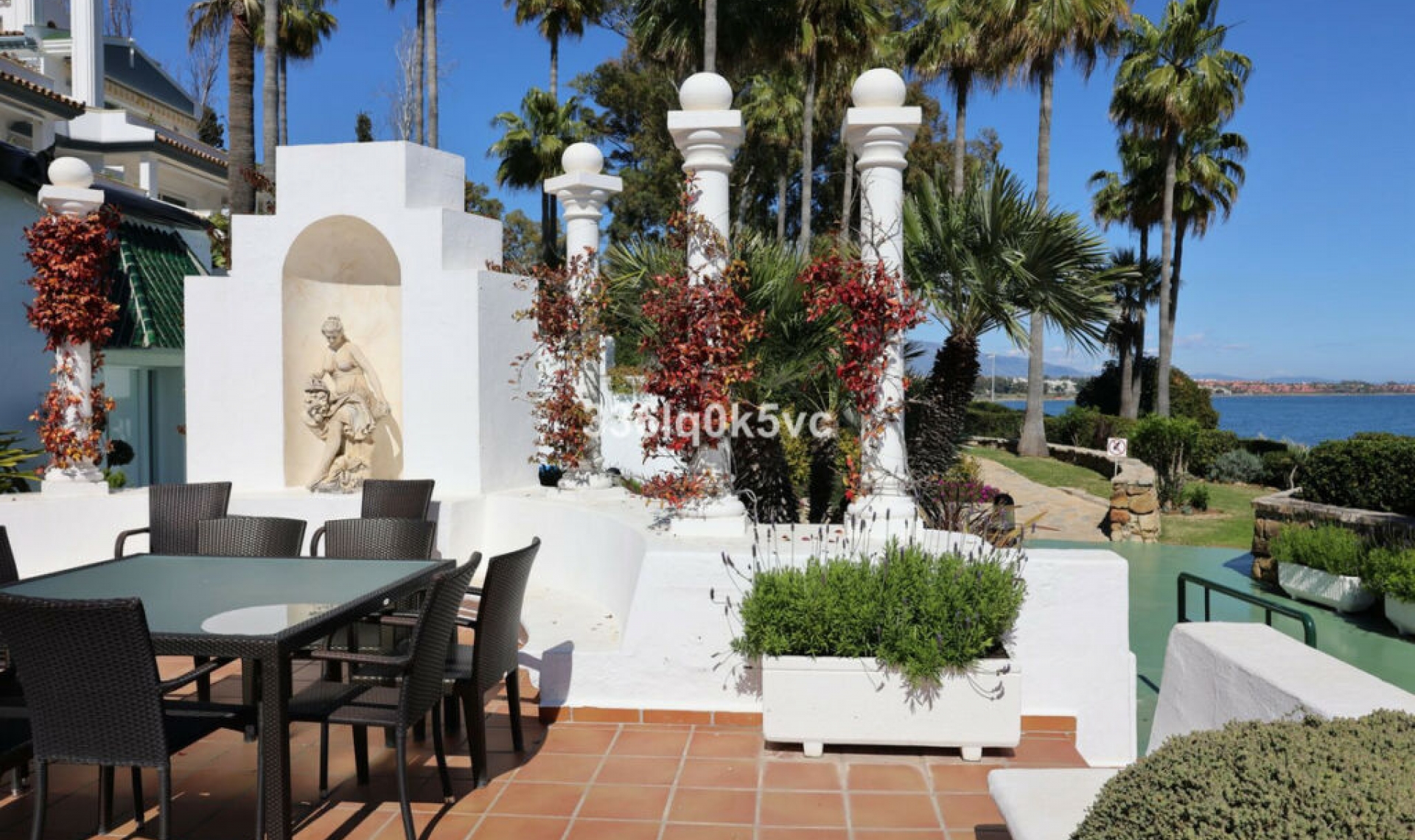Resale - House -
Estepona