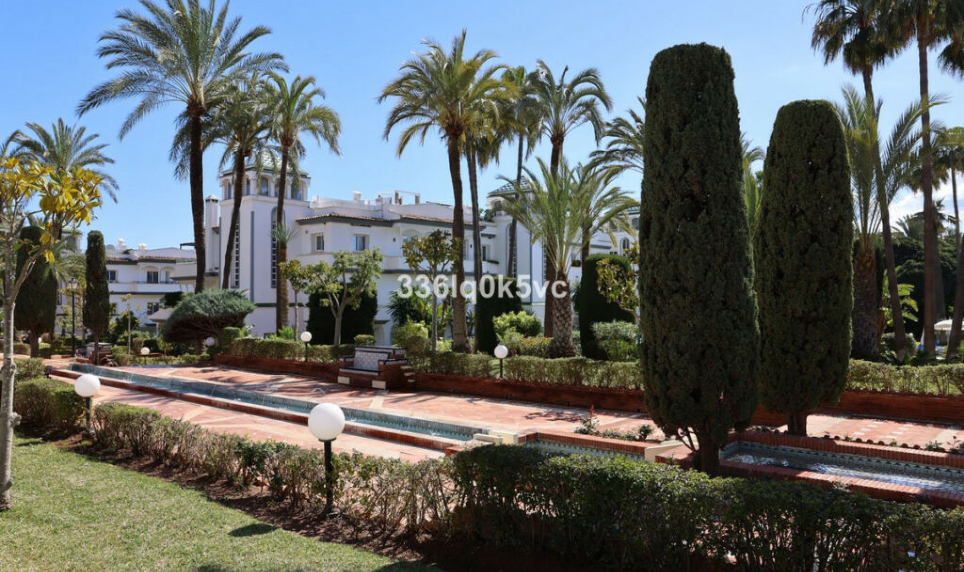 Resale - House -
Estepona