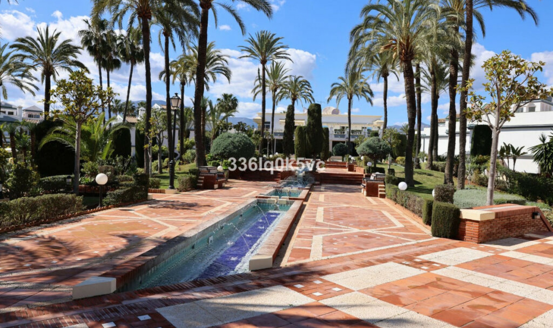 Resale - House -
Estepona