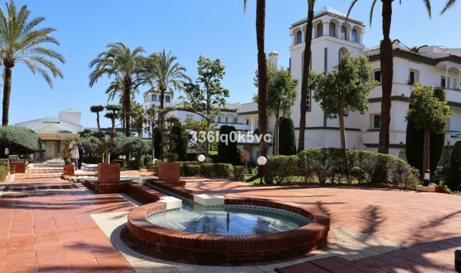 Resale - House -
Estepona