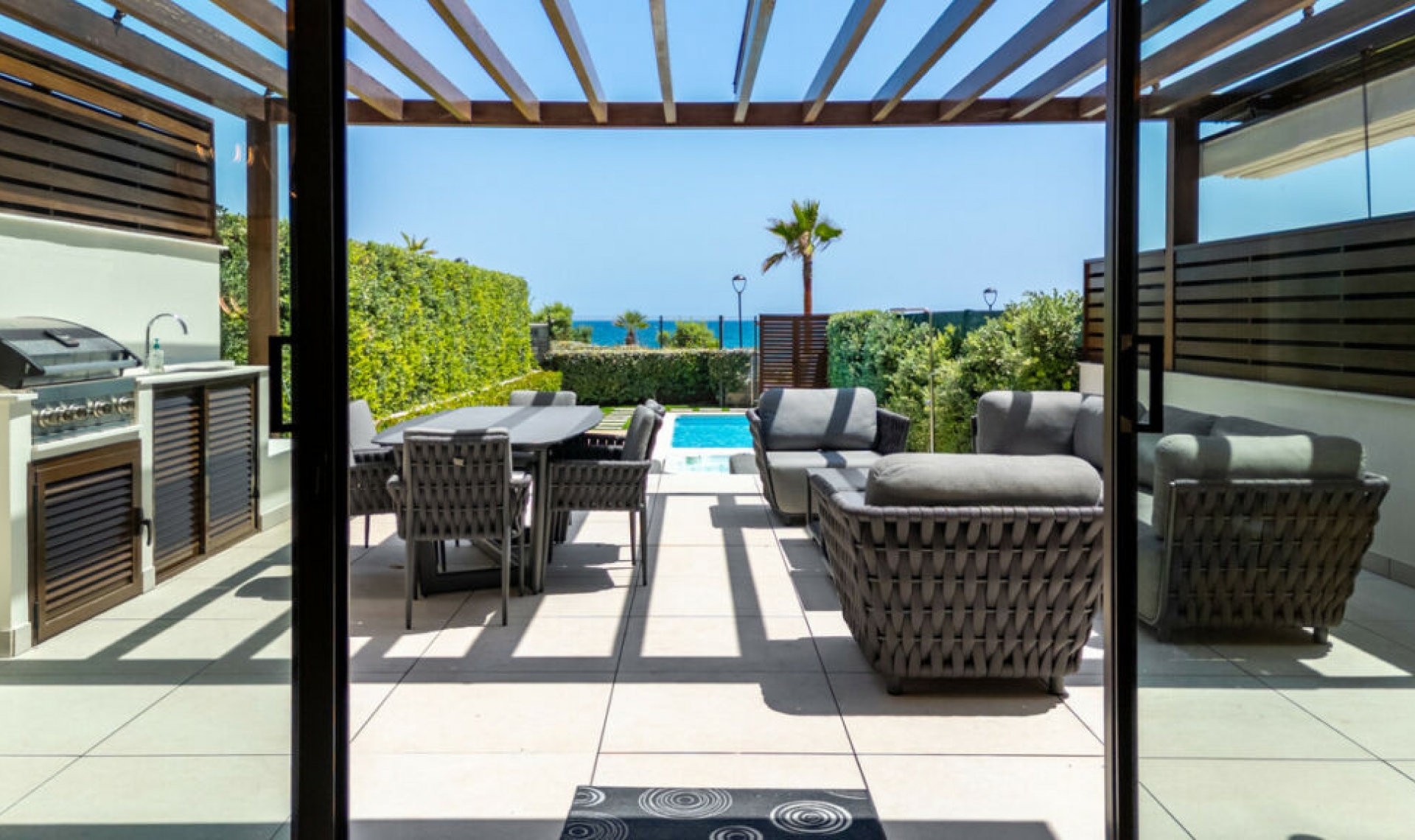 Resale - House -
Estepona