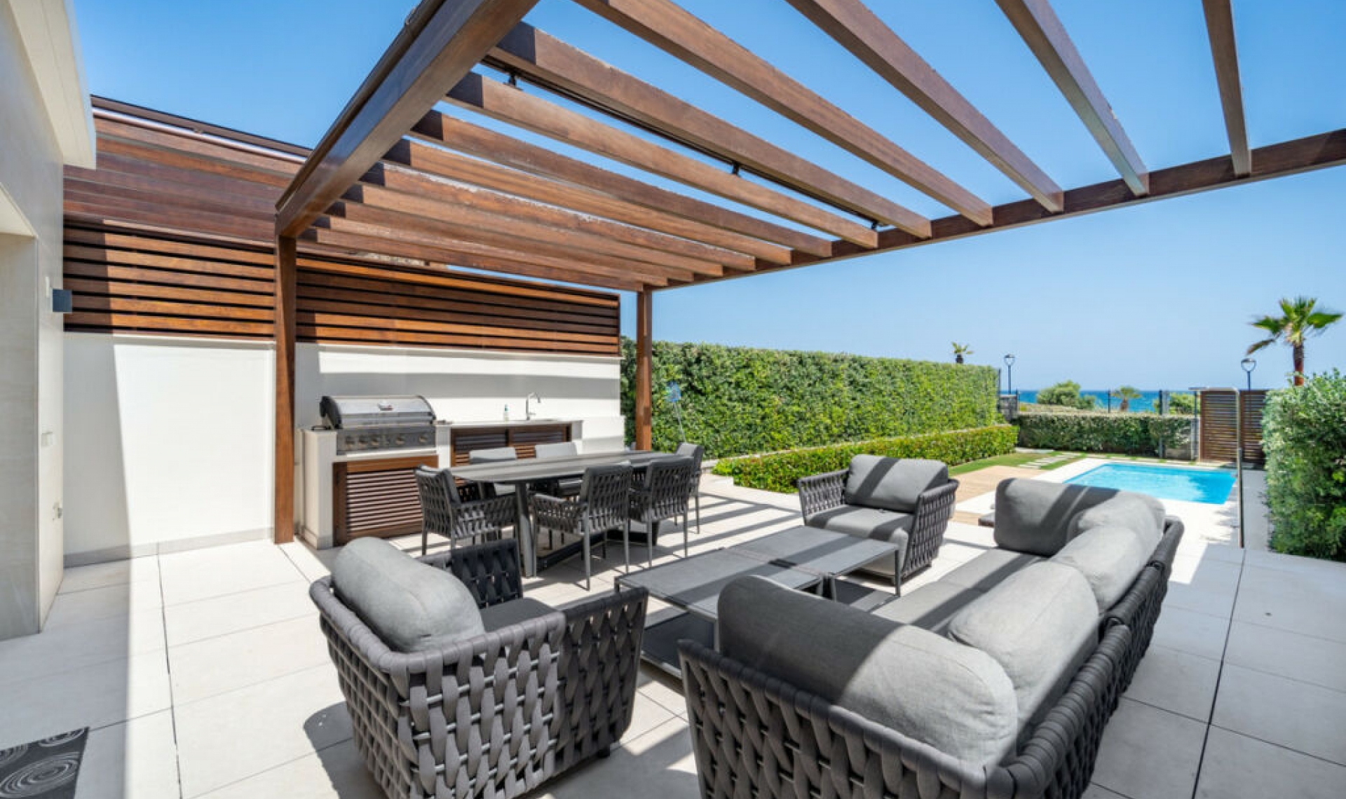 Resale - House -
Estepona