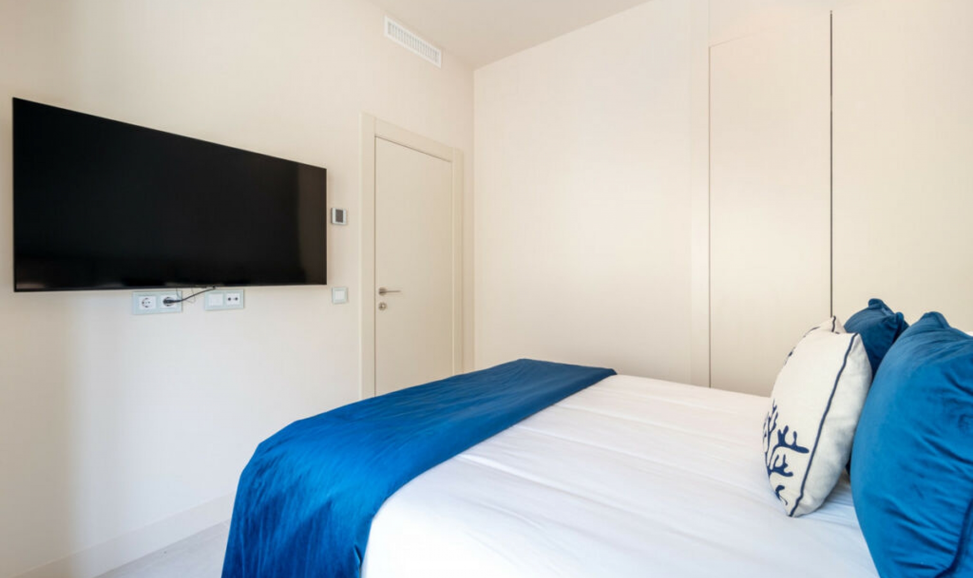 Resale - House -
Estepona