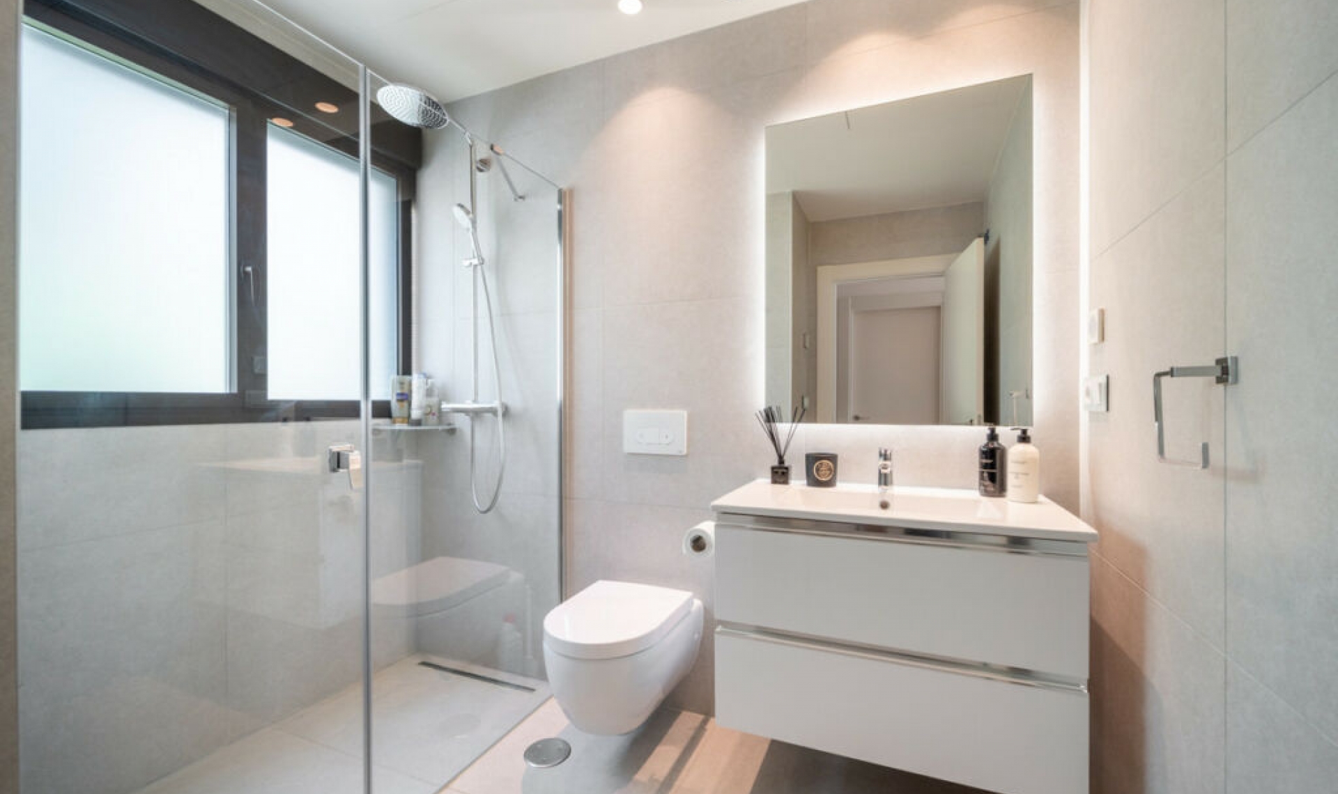 Resale - House -
Estepona