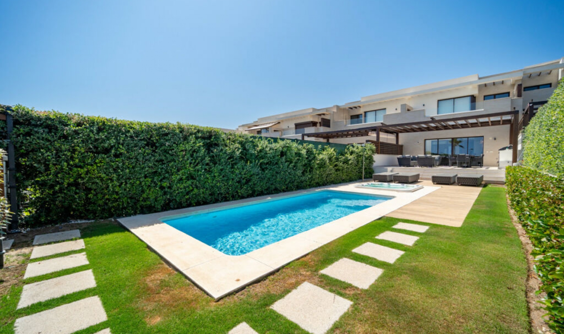Resale - House -
Estepona