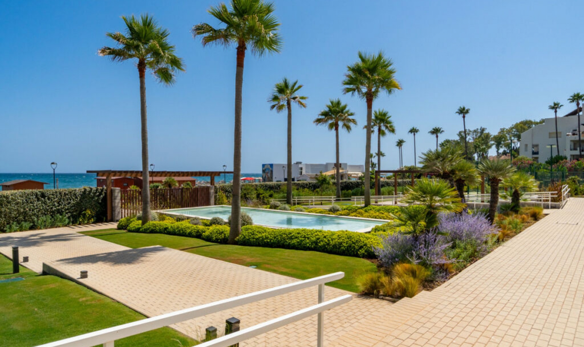 Resale - House -
Estepona