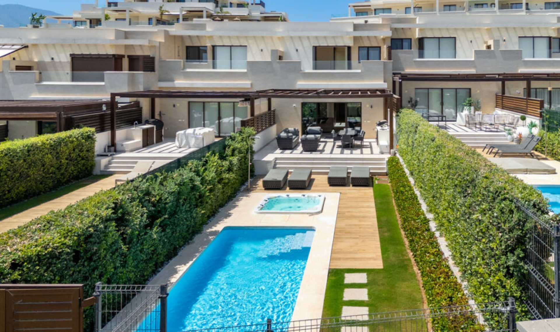 Resale - House -
Estepona