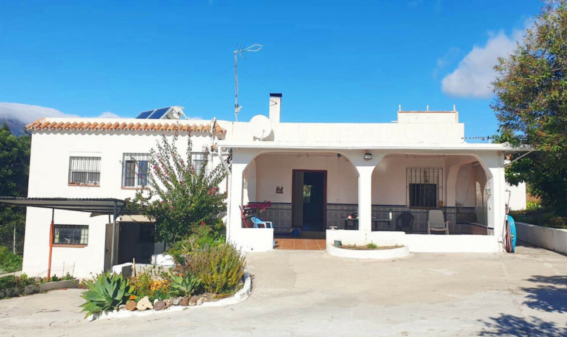 Resale - House -
Estepona
