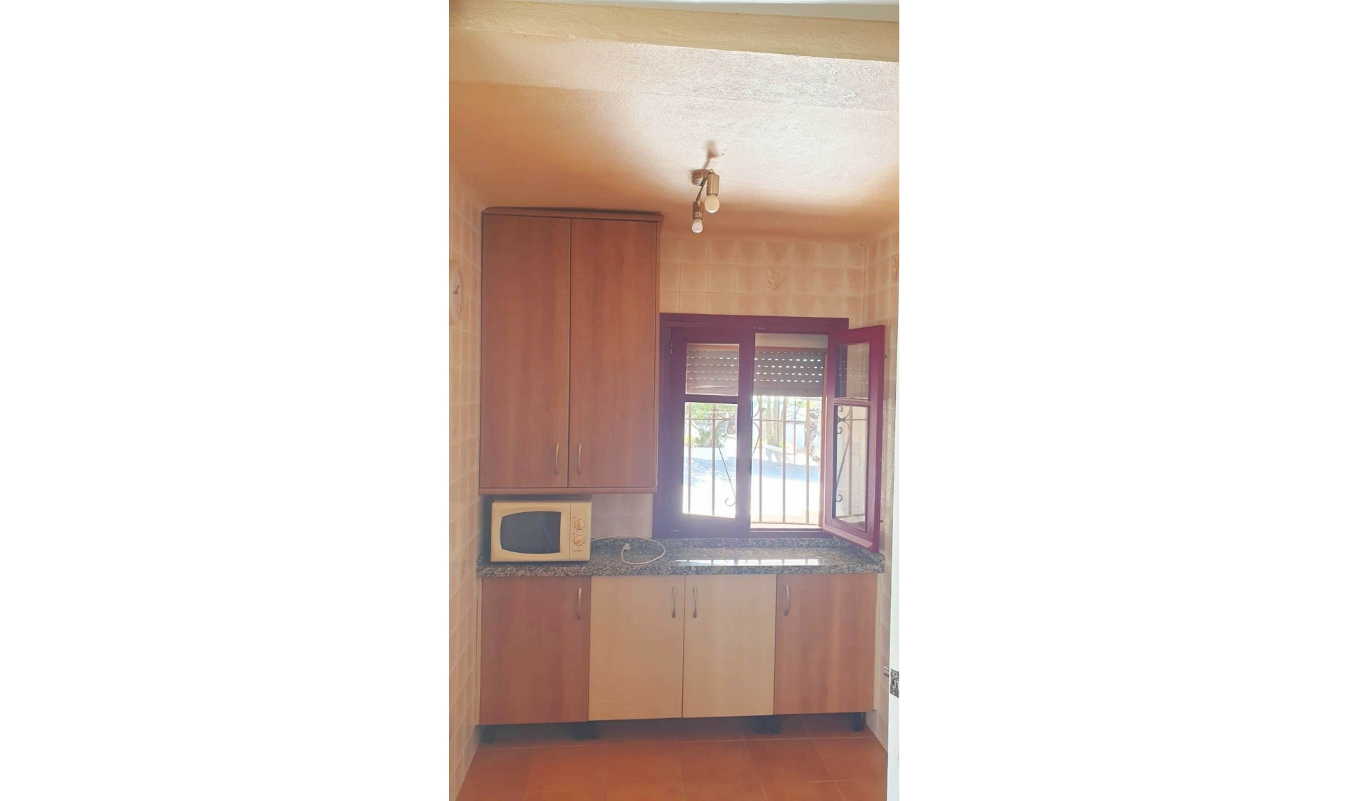 Resale - House -
Estepona