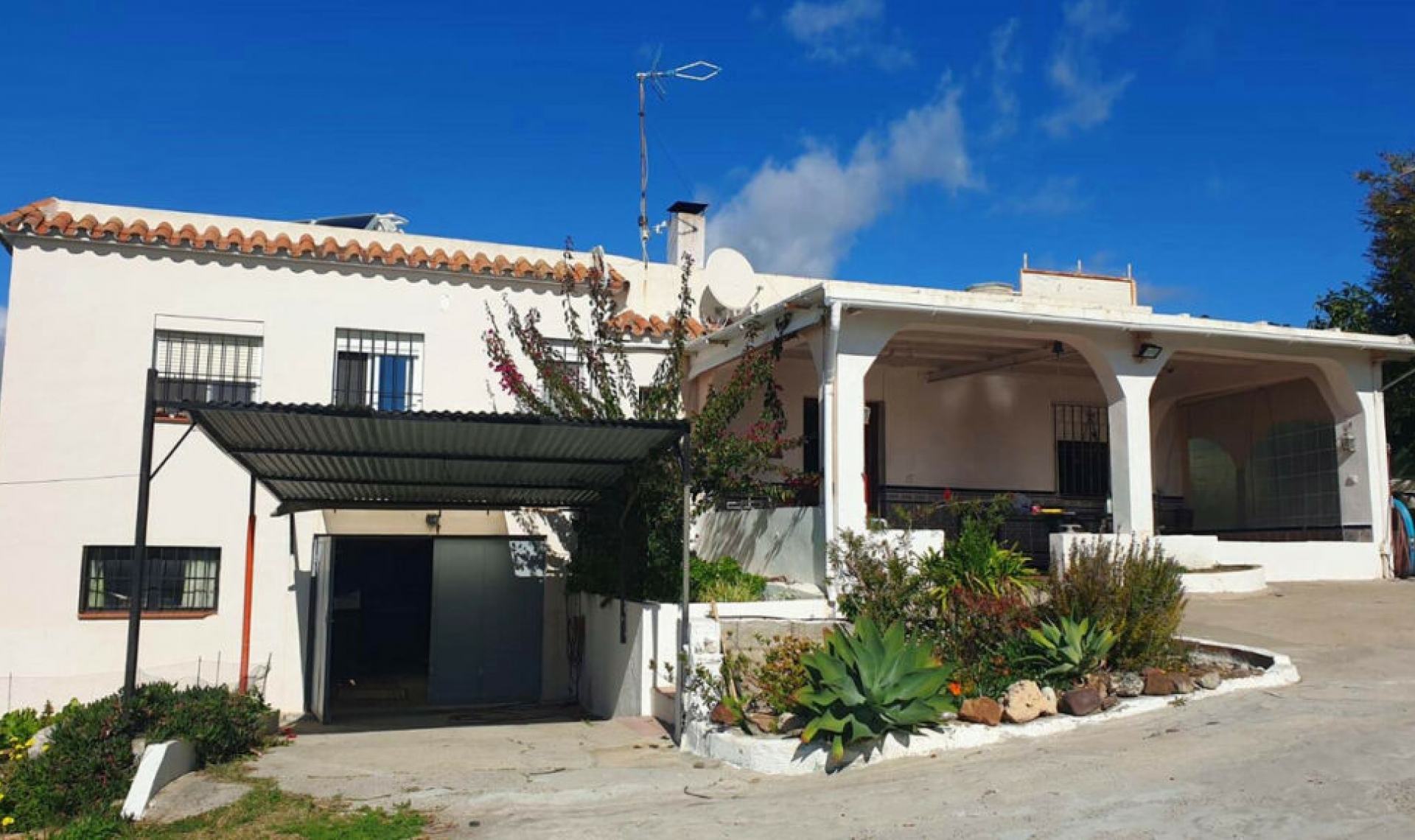Resale - House -
Estepona