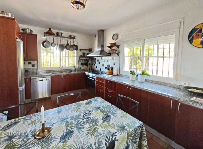 Resale - House -
Estepona