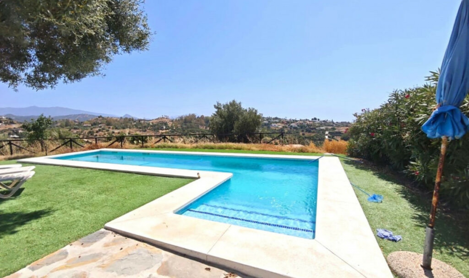 Resale - House -
Estepona