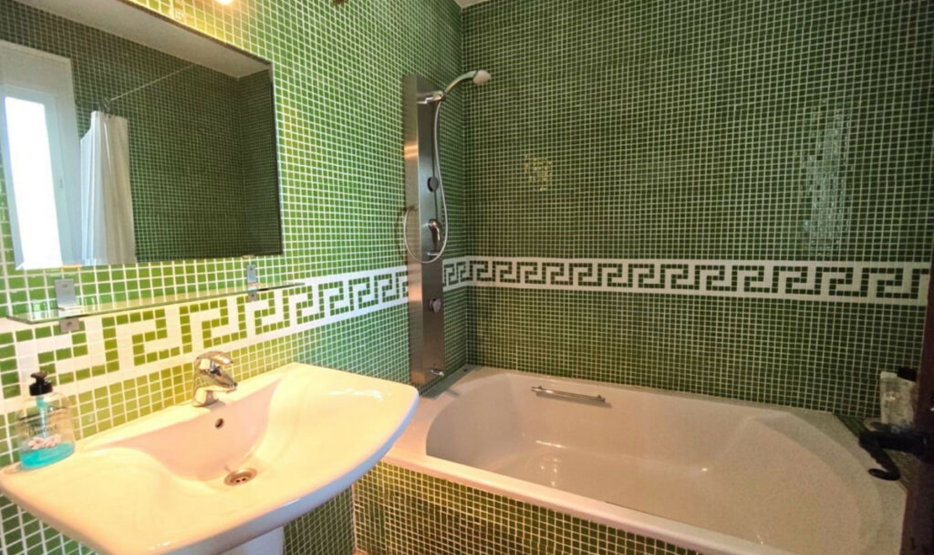 Resale - House -
Estepona