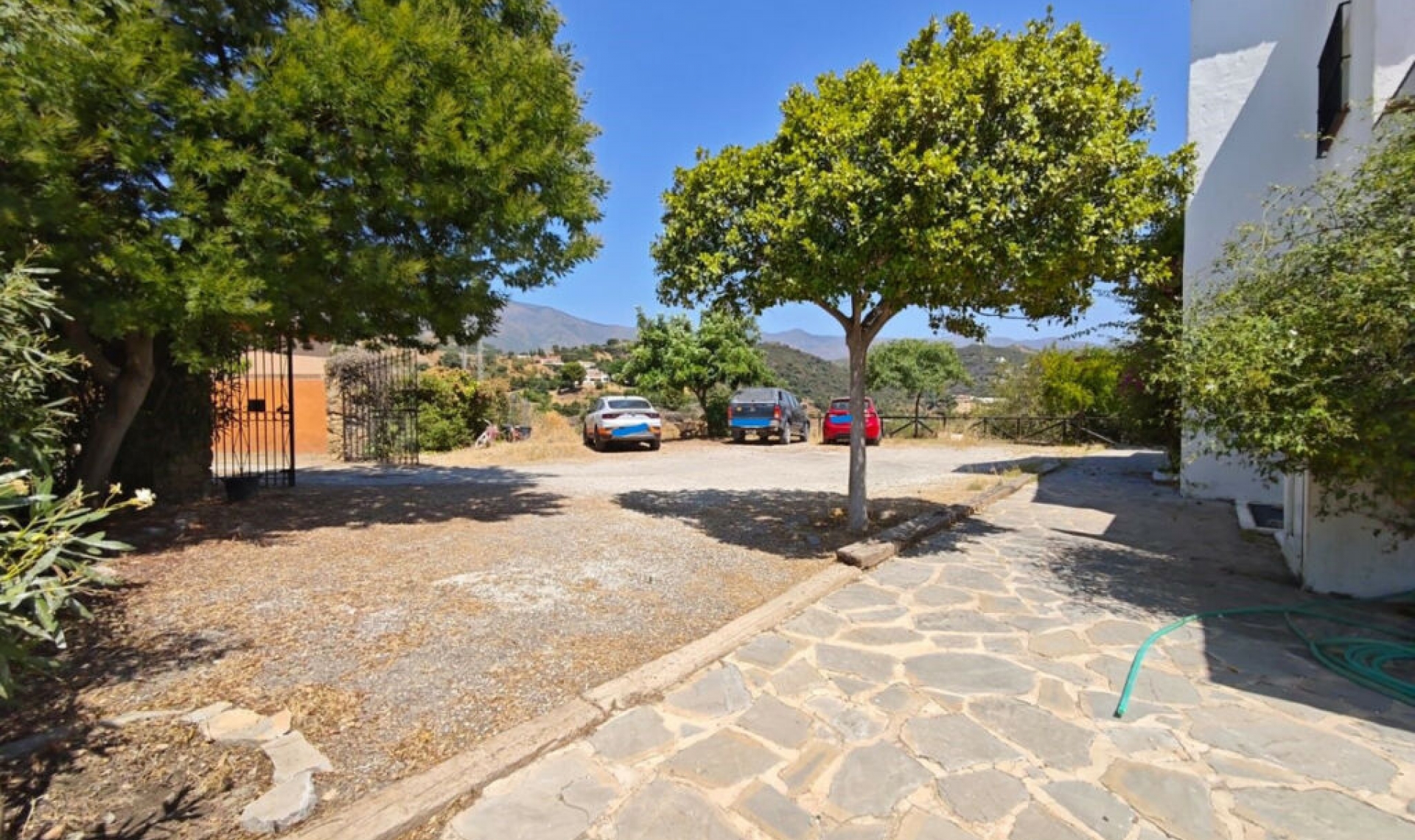 Resale - House -
Estepona
