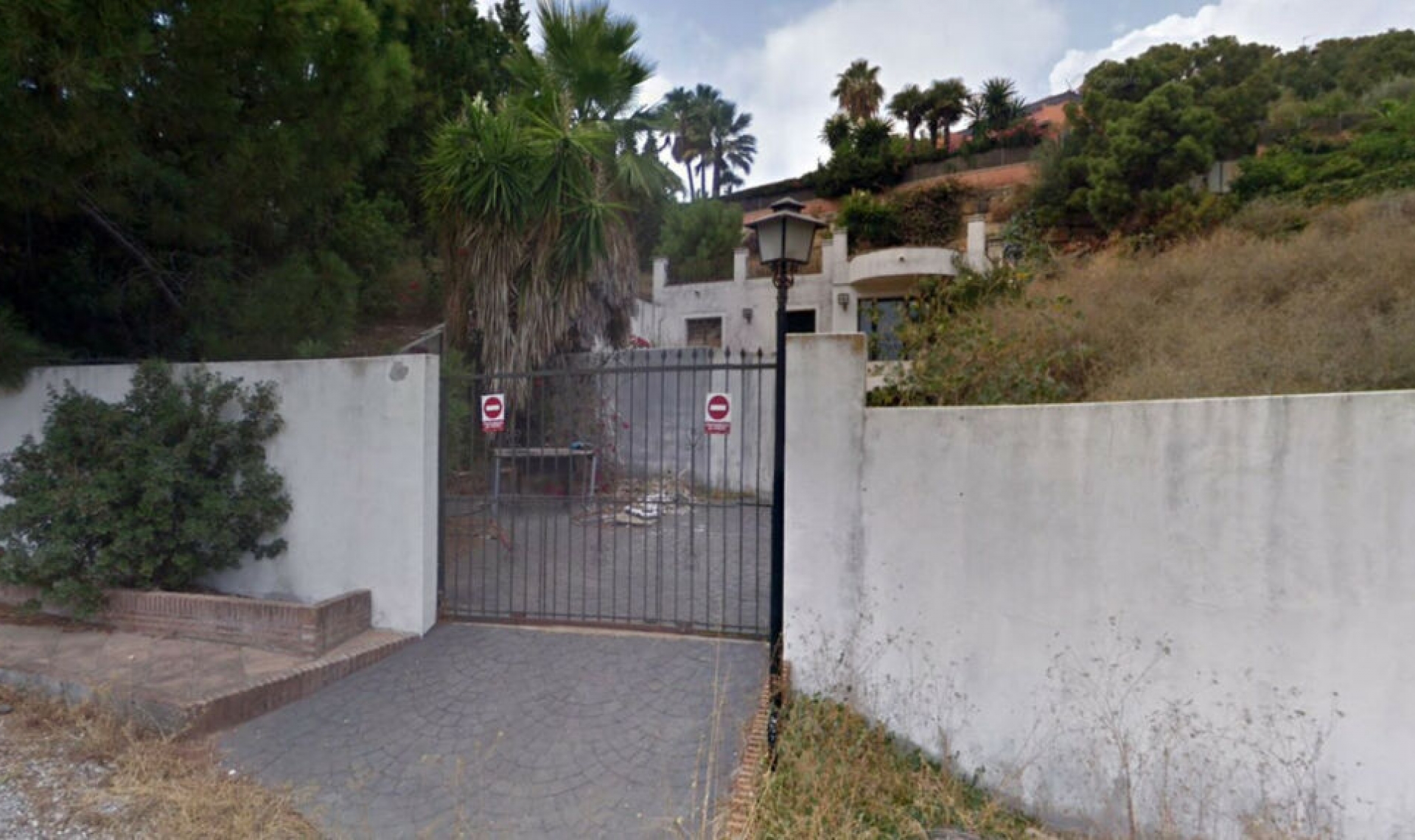 Resale - House -
Estepona