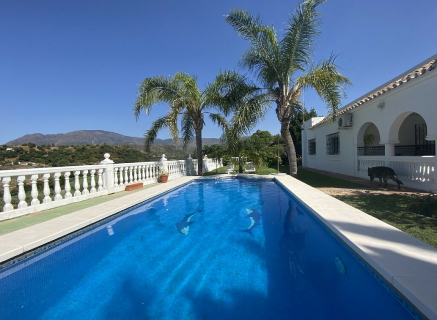 Resale - House -
Estepona