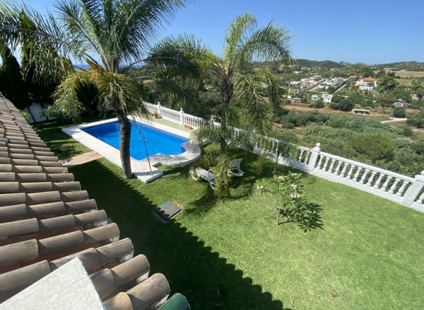 Resale - House -
Estepona