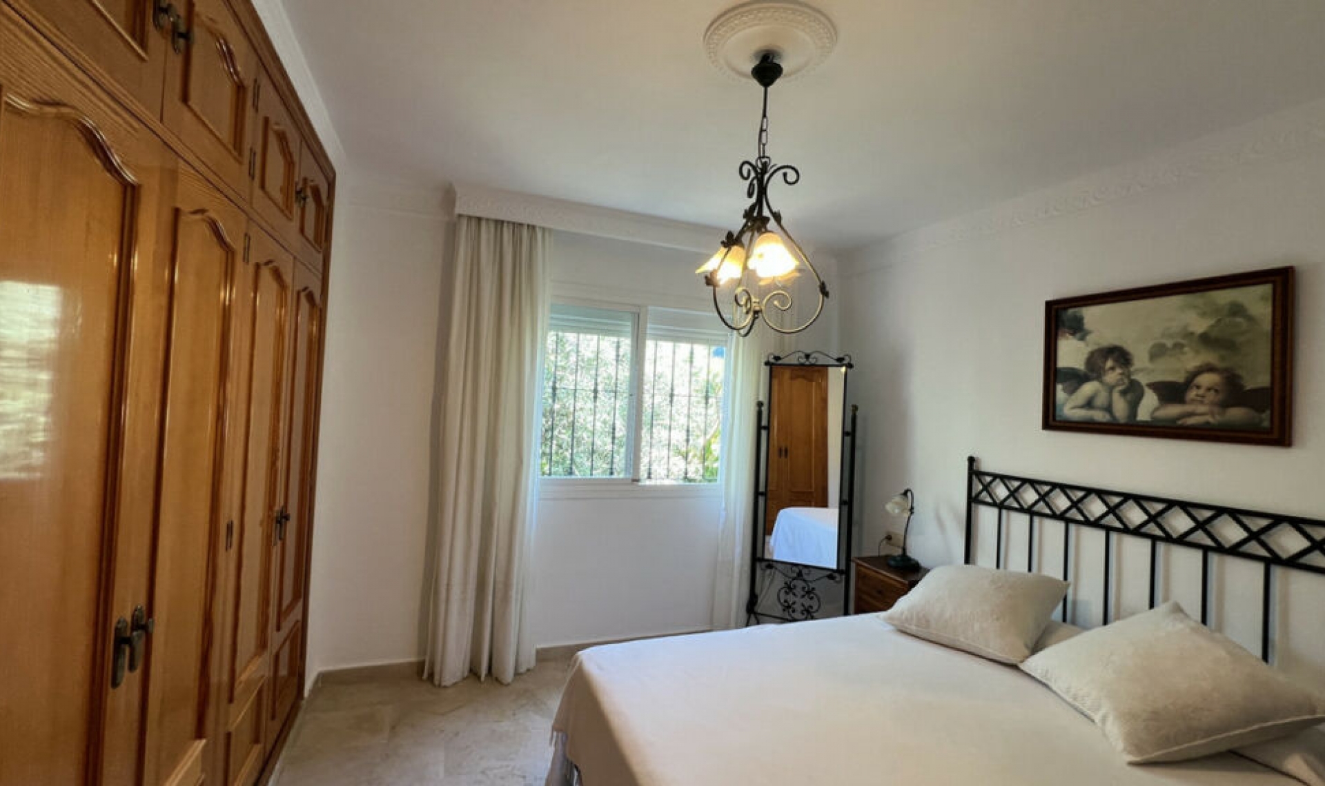 Resale - House -
Estepona