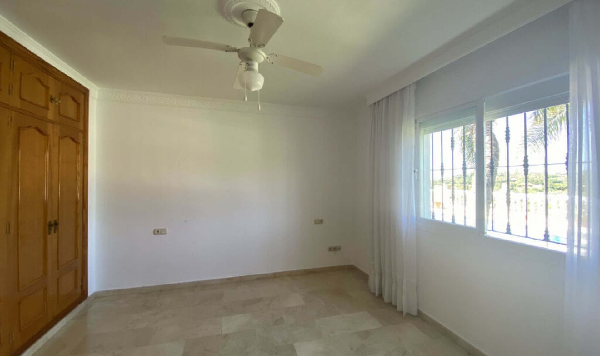 Resale - House -
Estepona