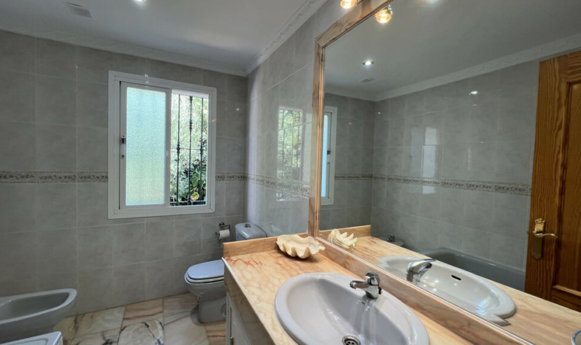 Resale - House -
Estepona