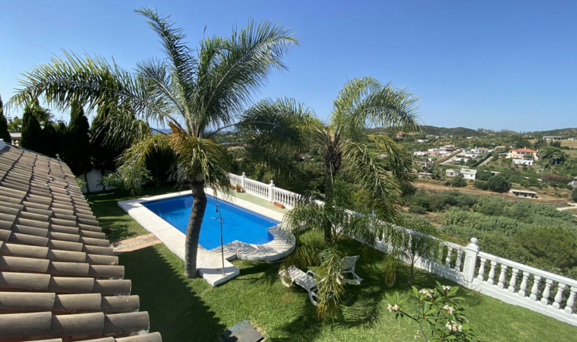 Resale - House -
Estepona