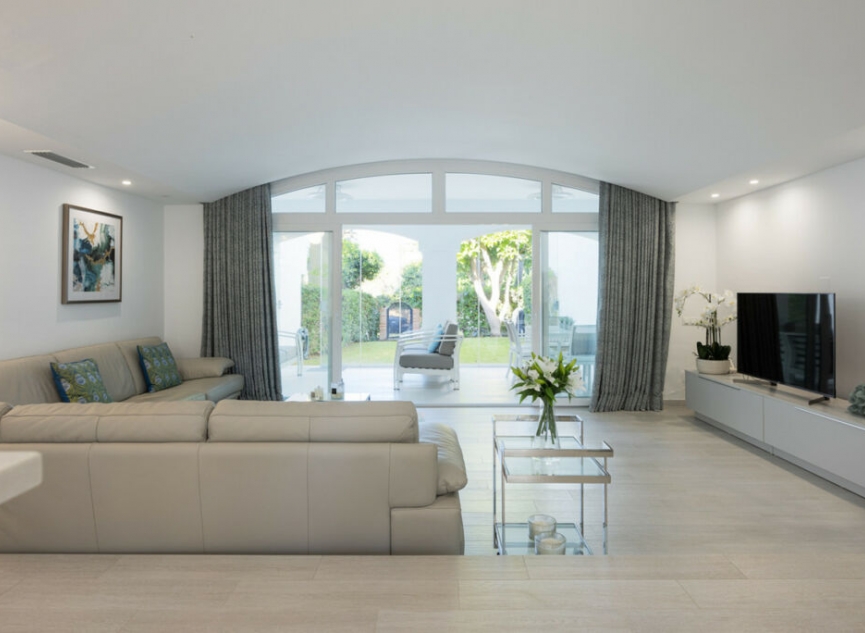 Resale - House -
Estepona