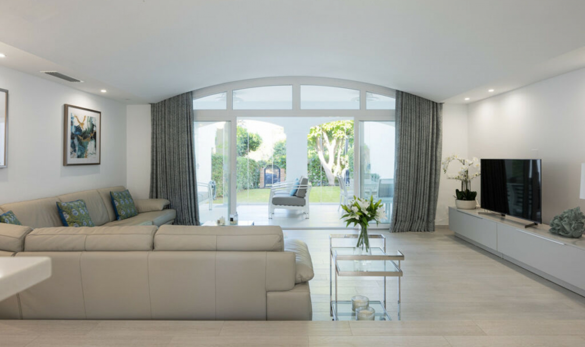 Resale - House -
Estepona