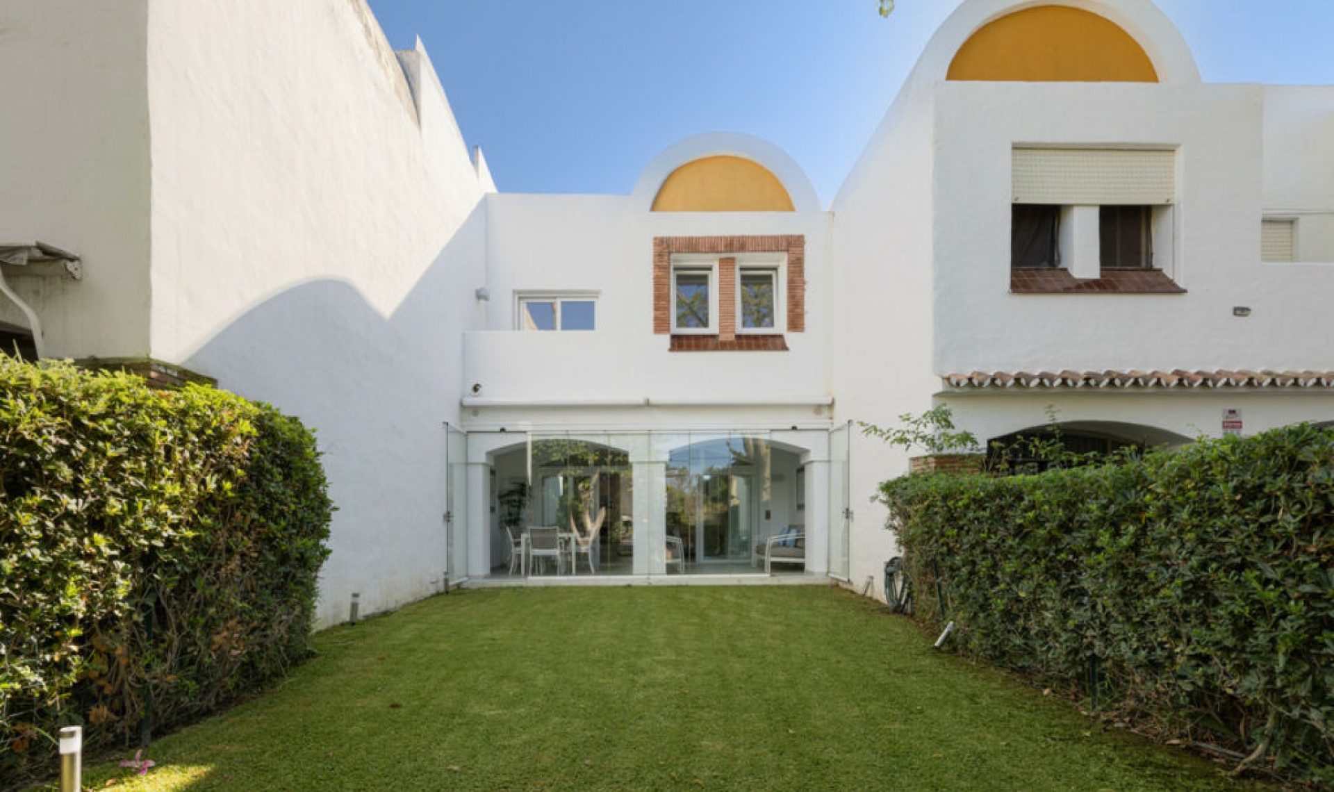 Resale - House -
Estepona