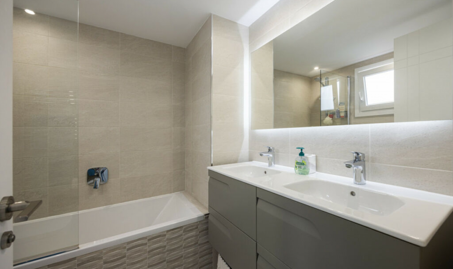 Resale - House -
Estepona