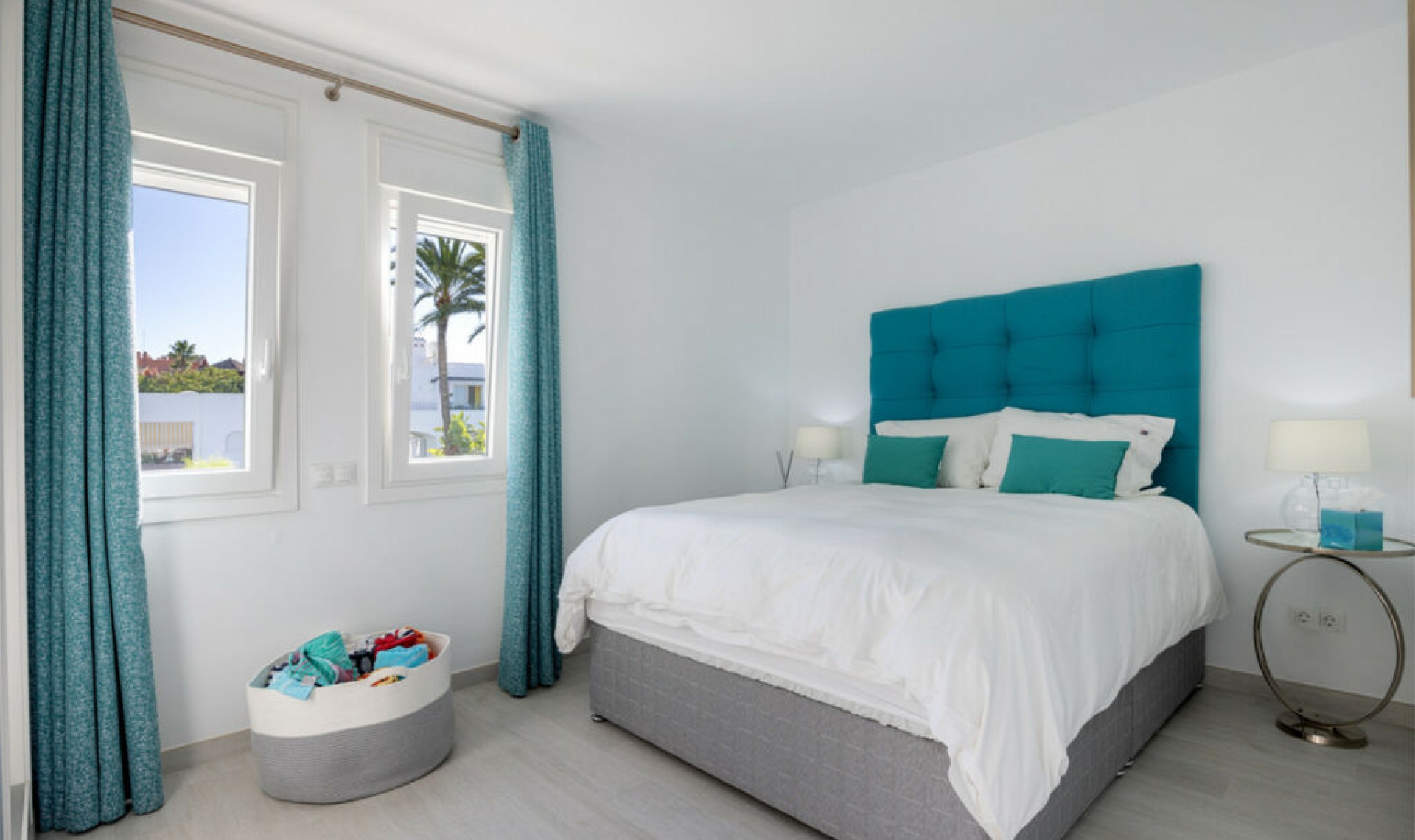 Resale - House -
Estepona