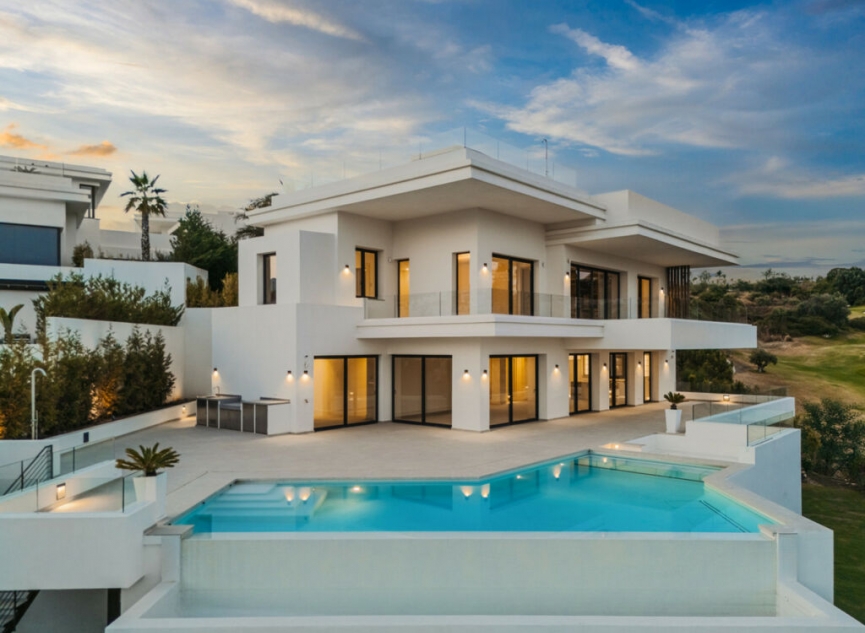 Resale - House -
Estepona