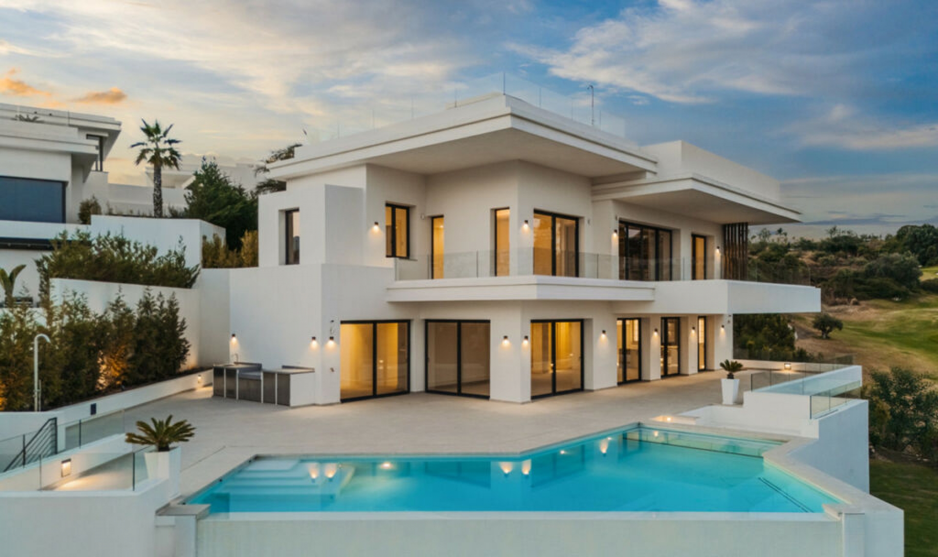 Resale - House -
Estepona