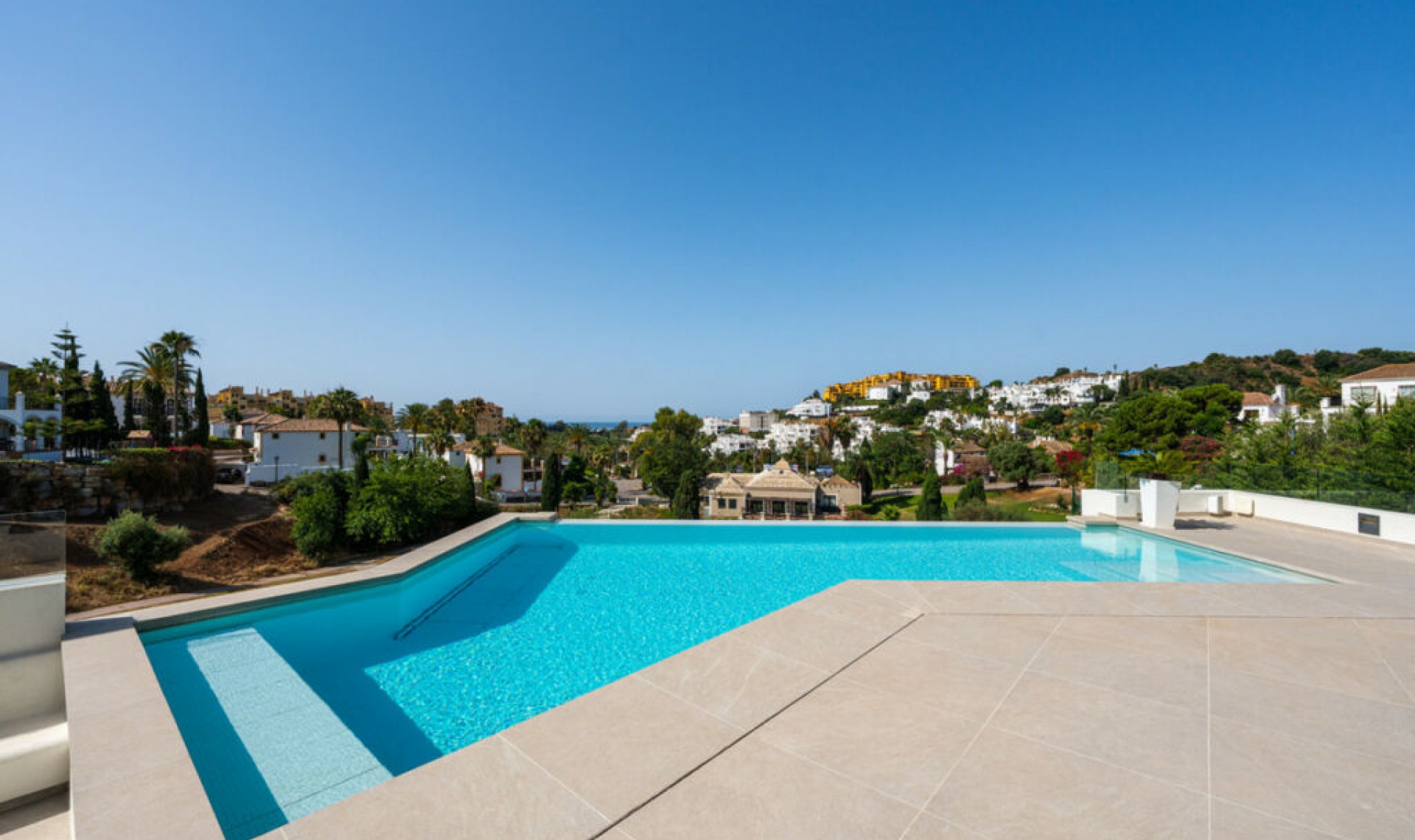 Resale - House -
Estepona