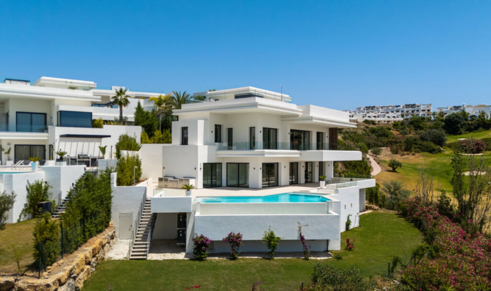 Resale - House -
Estepona