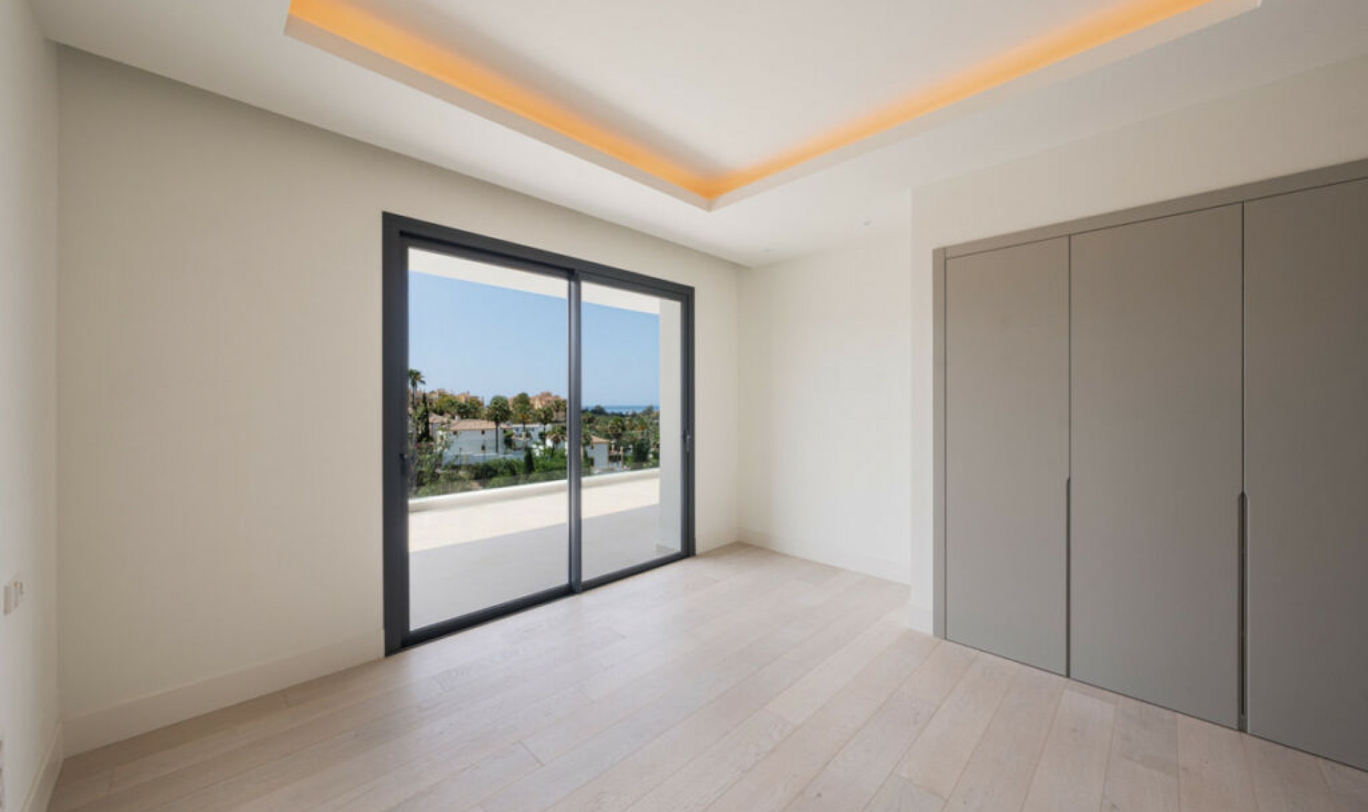 Resale - House -
Estepona