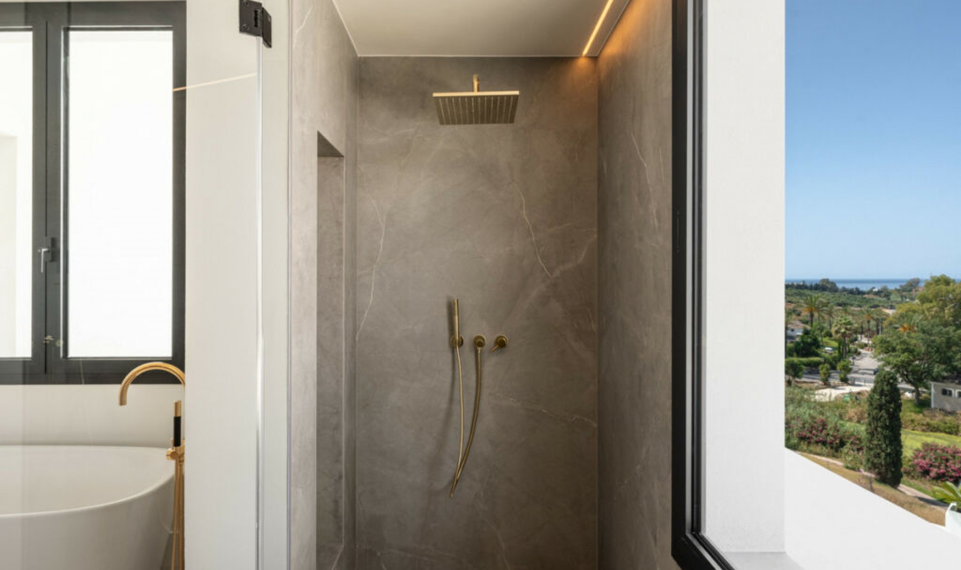 Resale - House -
Estepona
