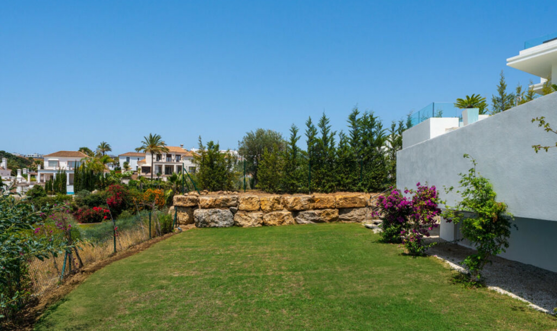 Resale - House -
Estepona