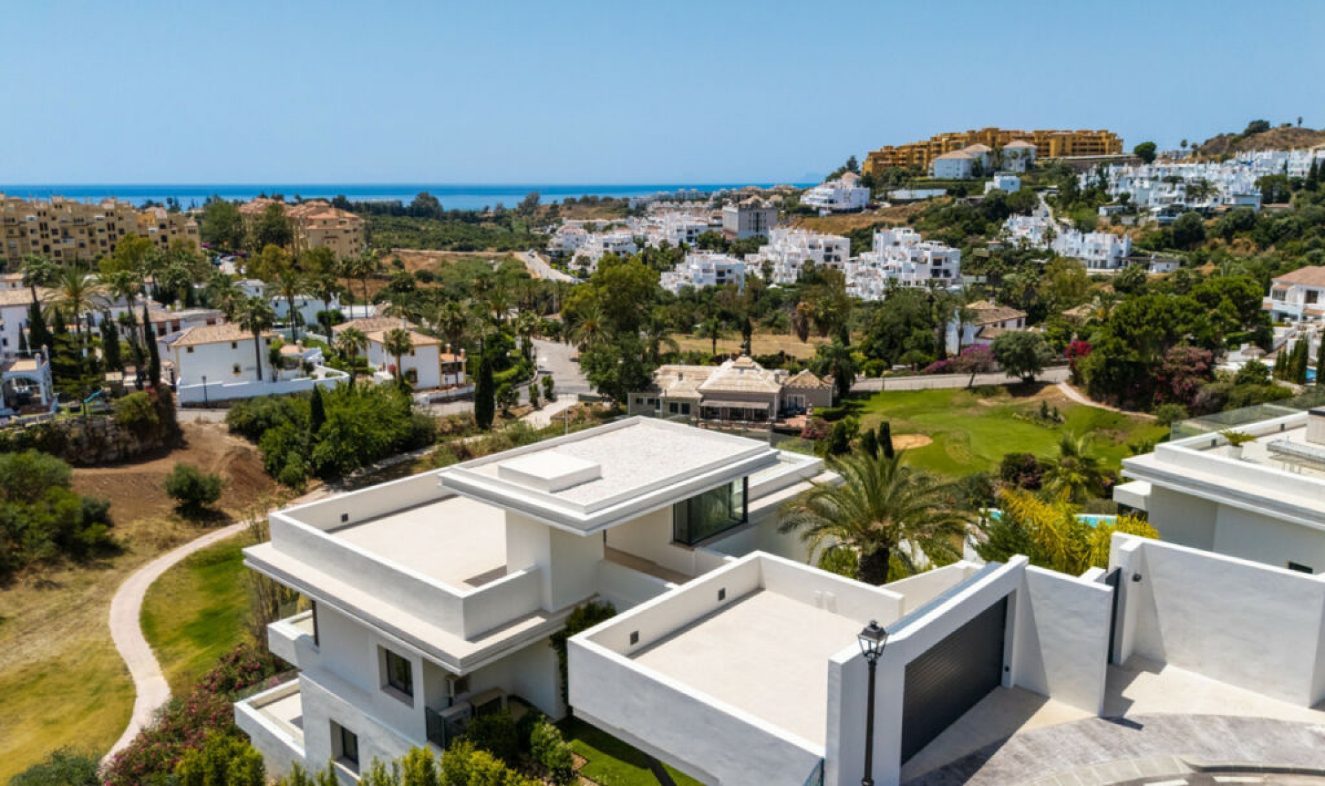 Resale - House -
Estepona