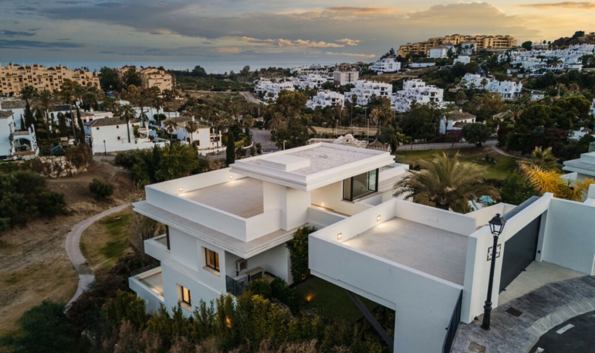 Resale - House -
Estepona