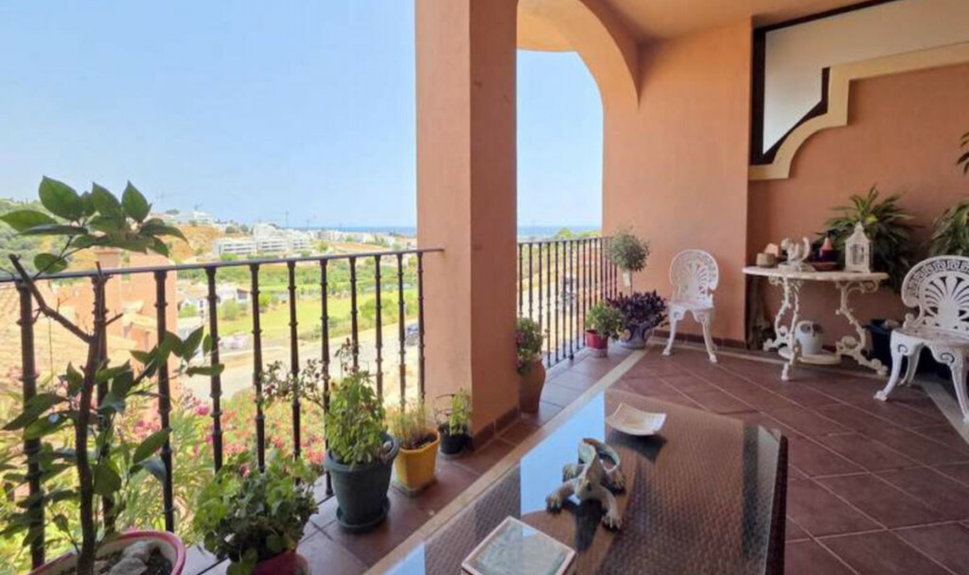 Resale - House -
Estepona