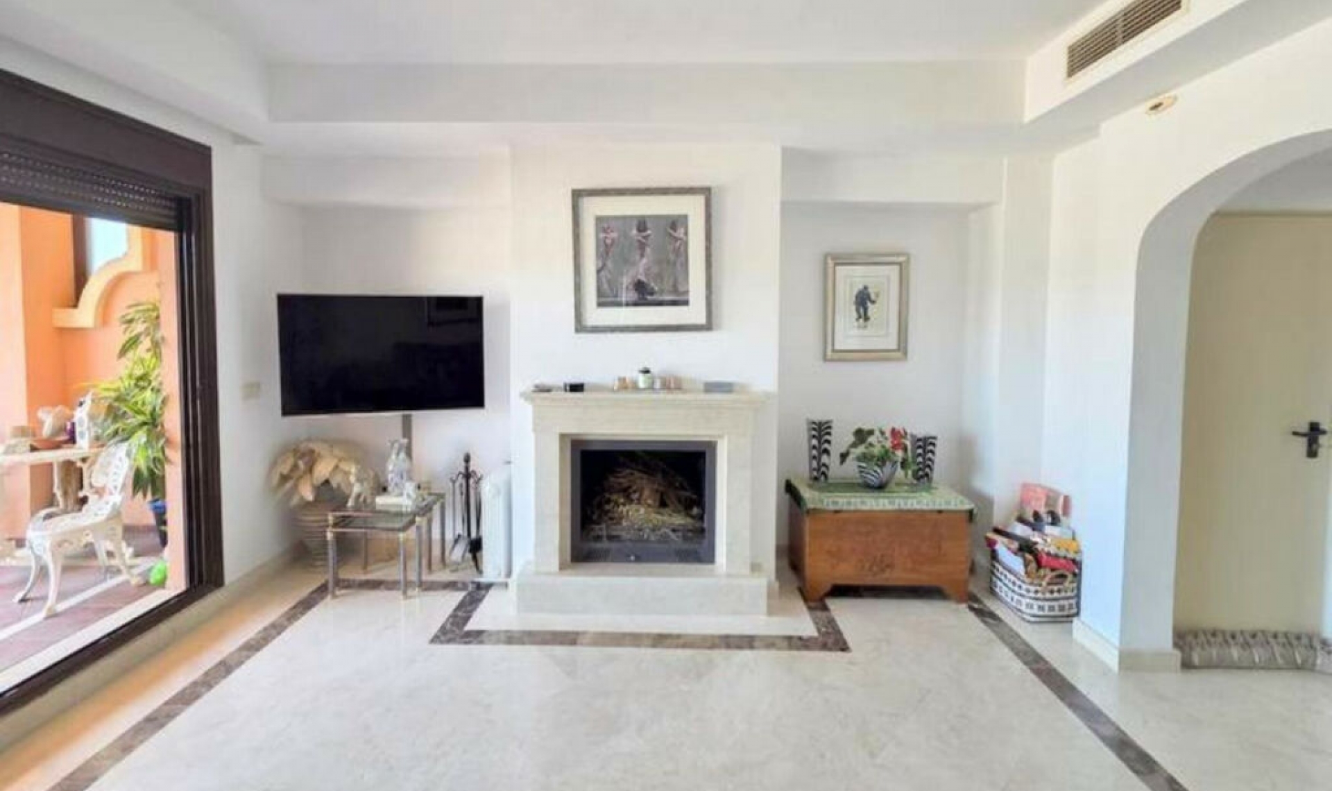 Resale - House -
Estepona