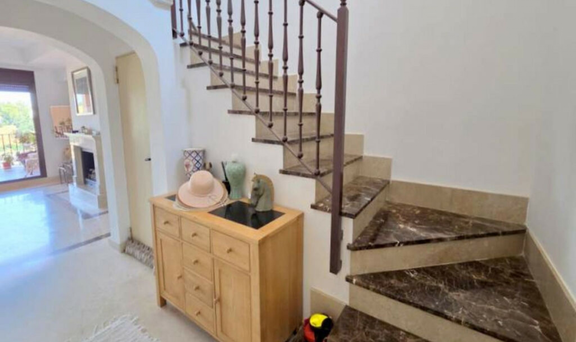 Resale - House -
Estepona