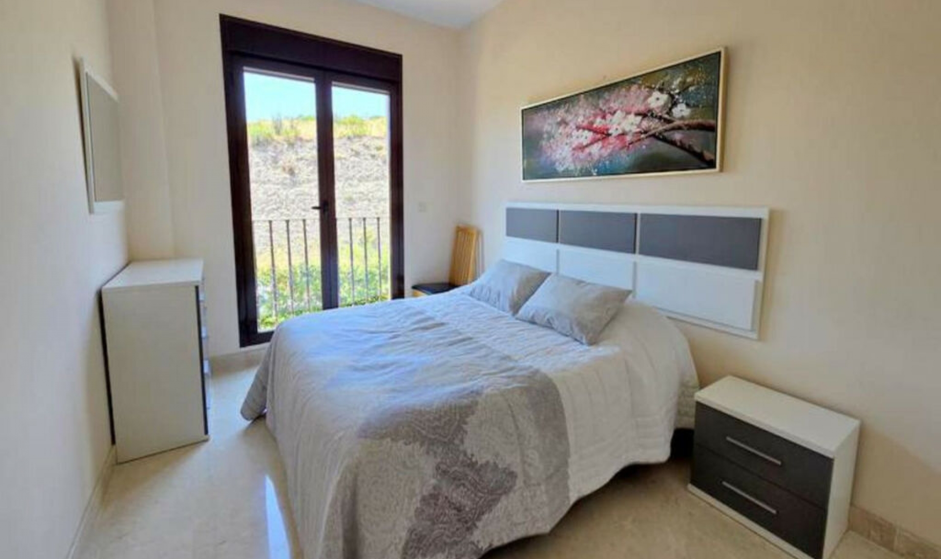 Resale - House -
Estepona