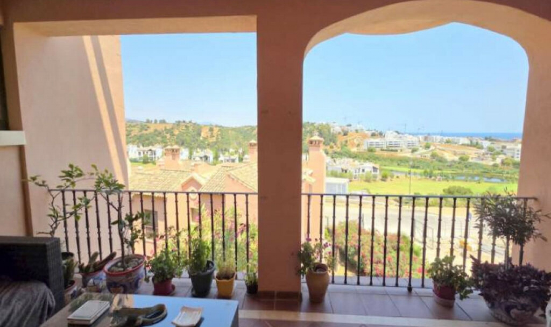 Resale - House -
Estepona