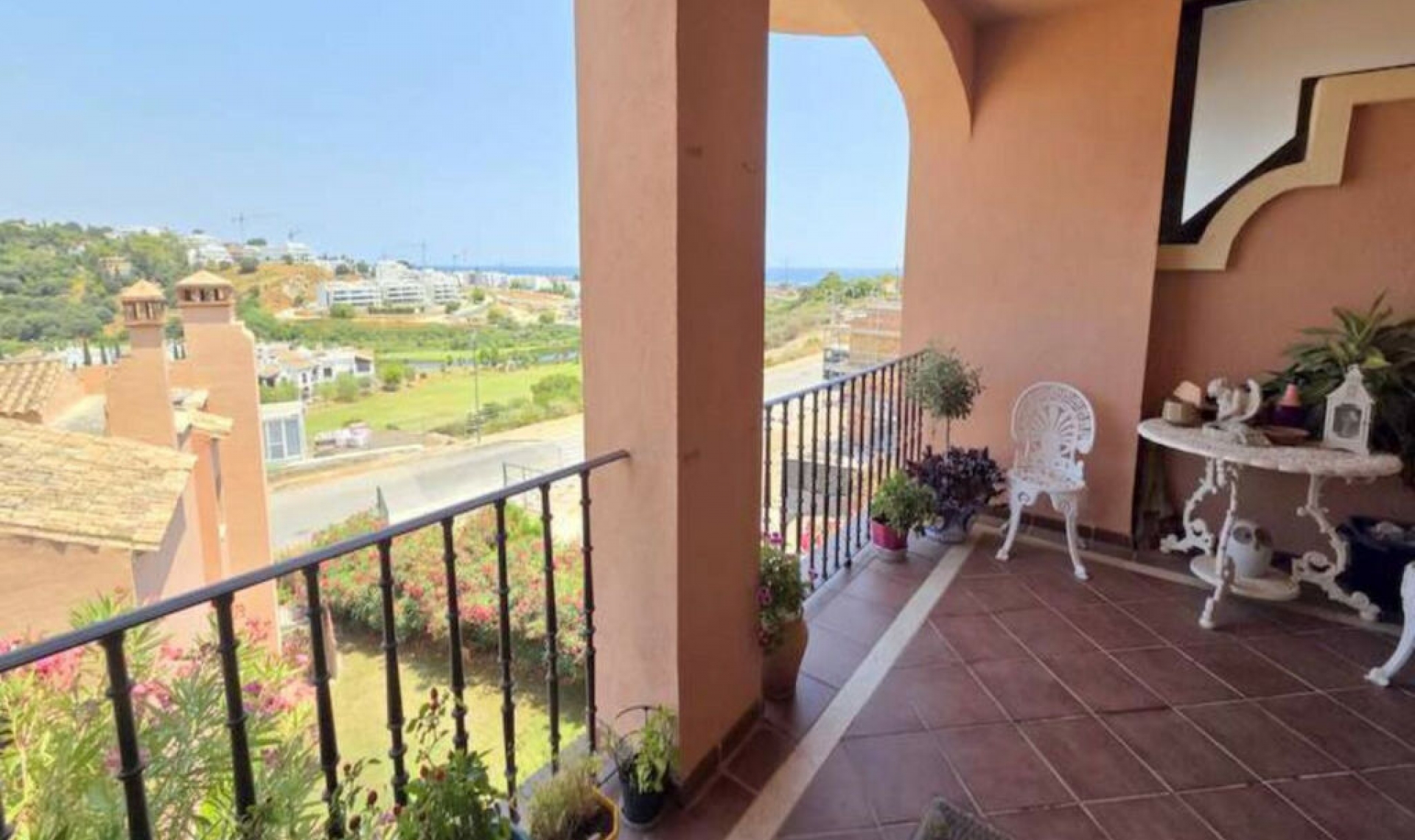 Resale - House -
Estepona