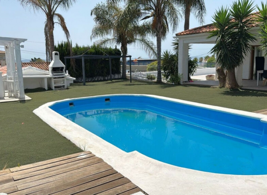 Resale - House -
Estepona