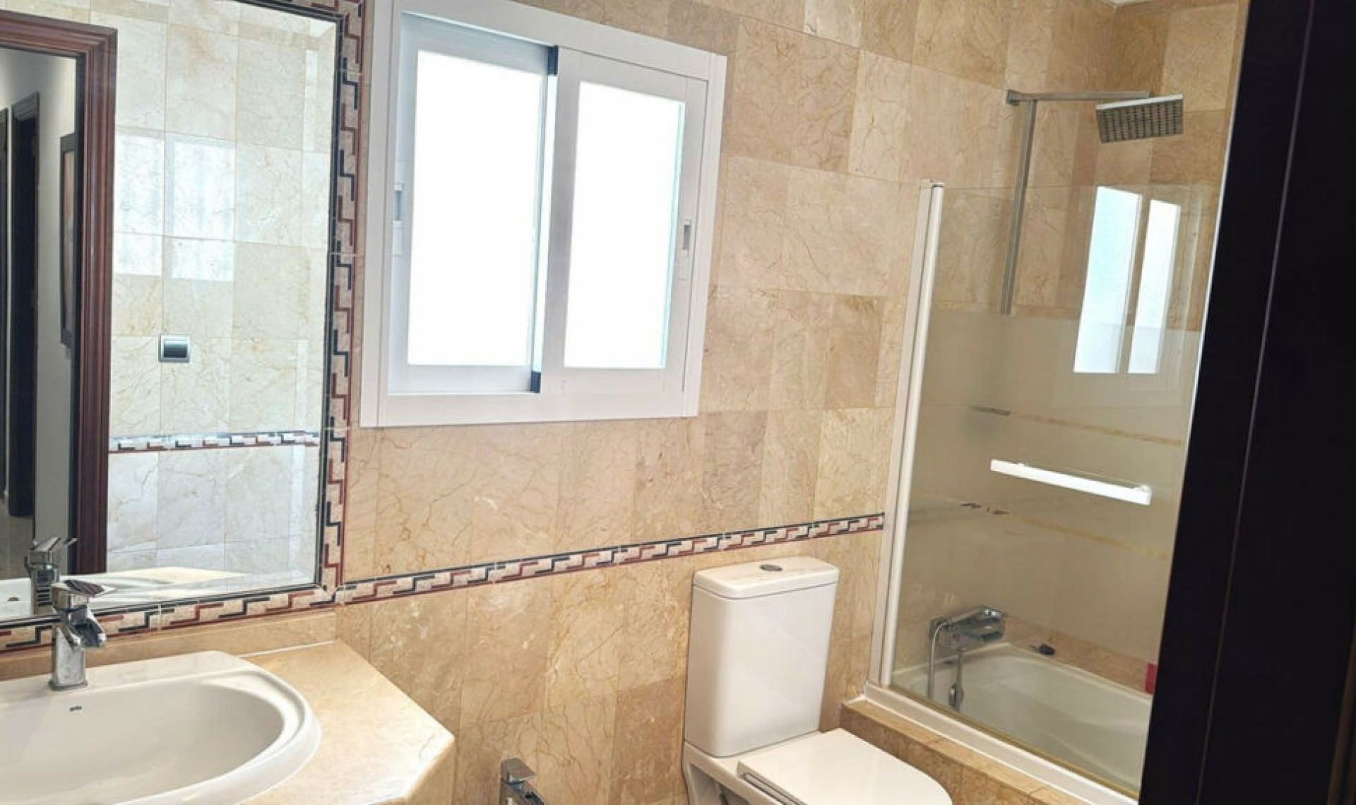 Resale - House -
Estepona