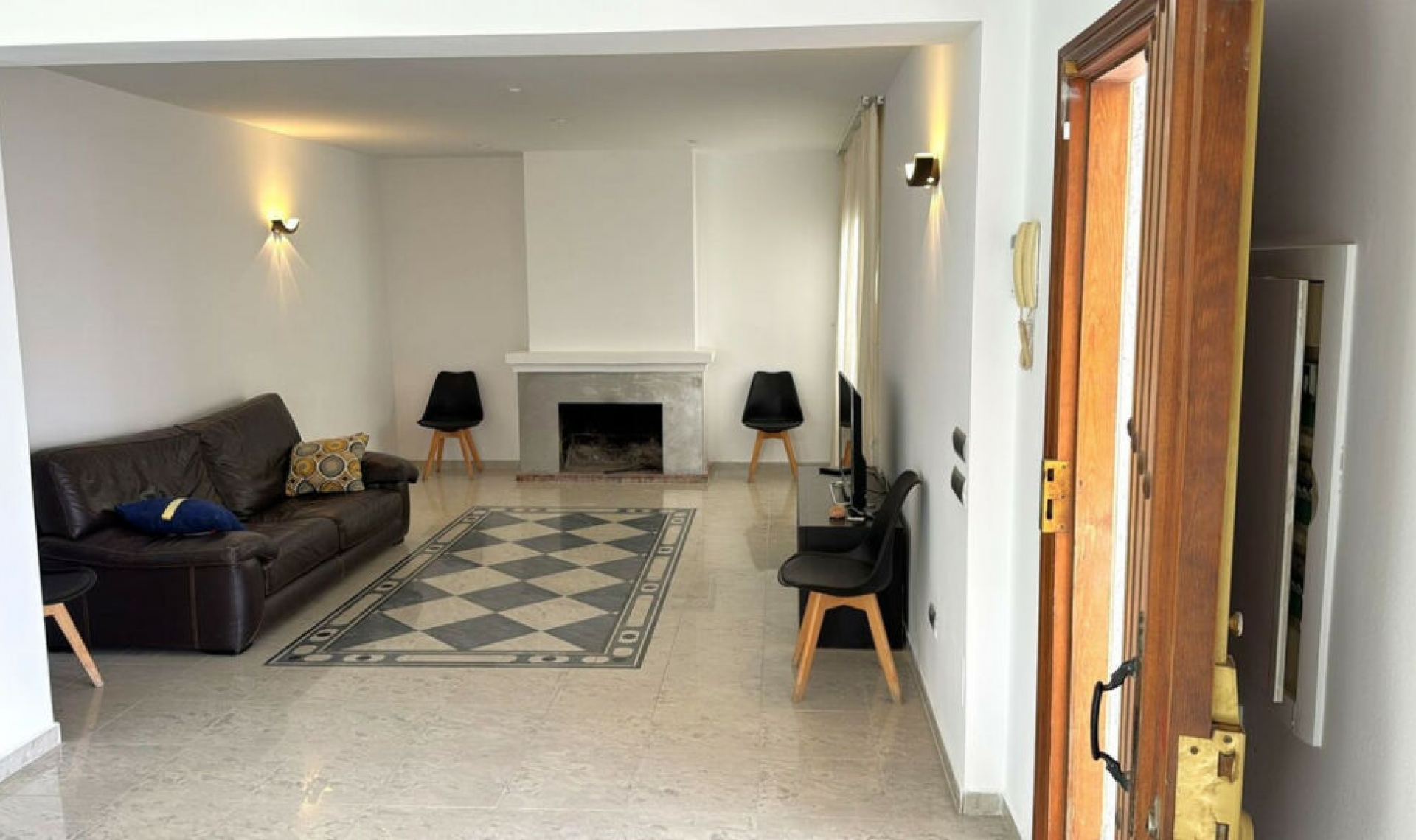 Resale - House -
Estepona